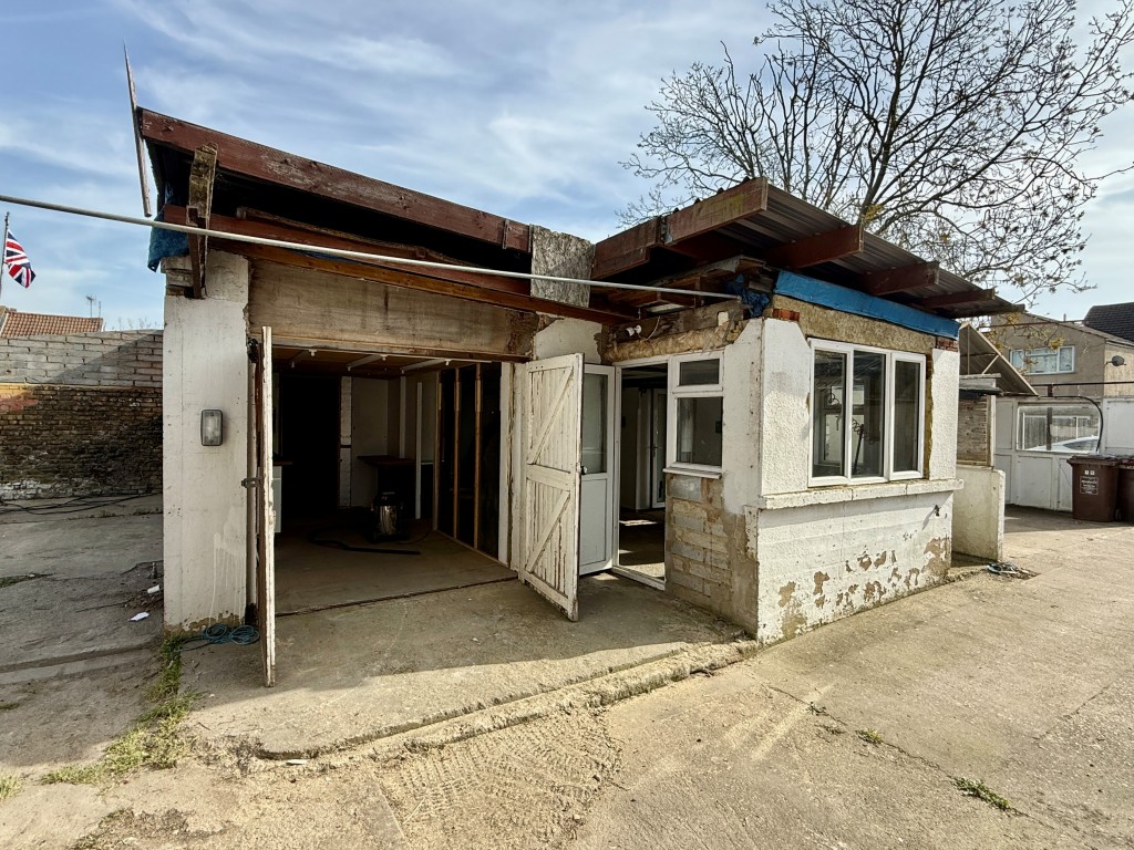 Lot: 75 - FREEHOLD SITE WITH WORKSHOP, OFFICE, HARDSTANDING AND PARKING - Detached workshop